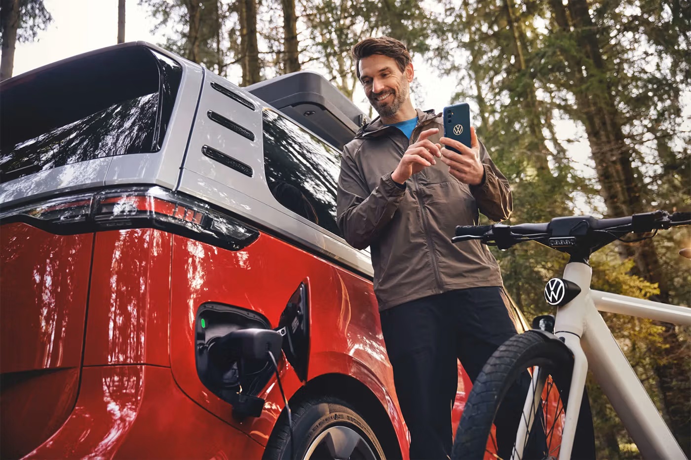 Велосипед VW с электроавтомобилем на отдыхе на природе