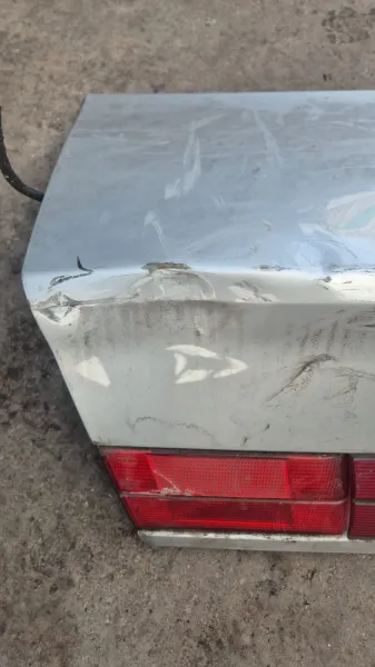 Крышка багажника BMW E34 с дефектом